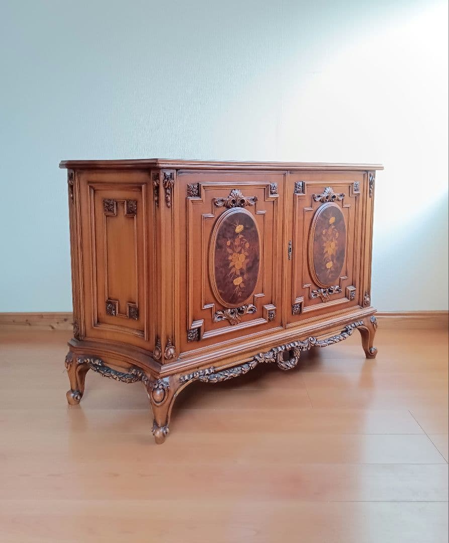 彫刻入り 木製キャビネット 下台のみ｜クラシック調・店舗什器可