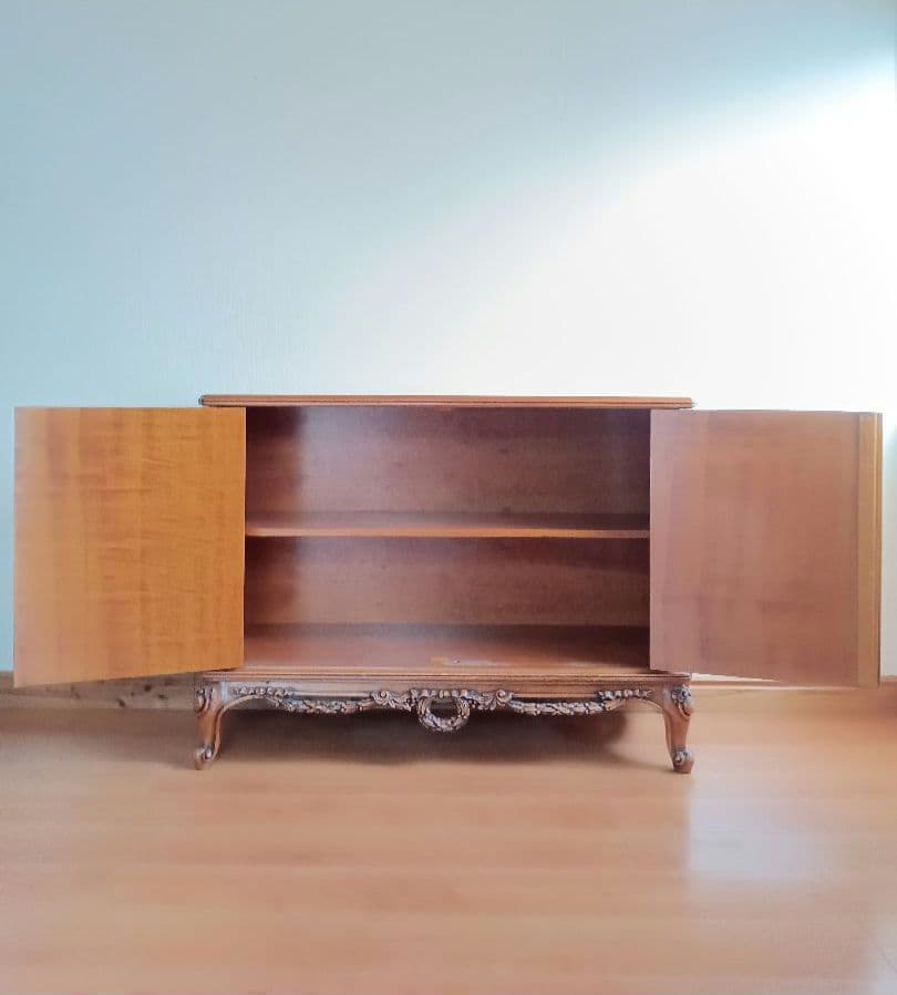 彫刻入り 木製キャビネット 下台のみ｜クラシック調・店舗什器可