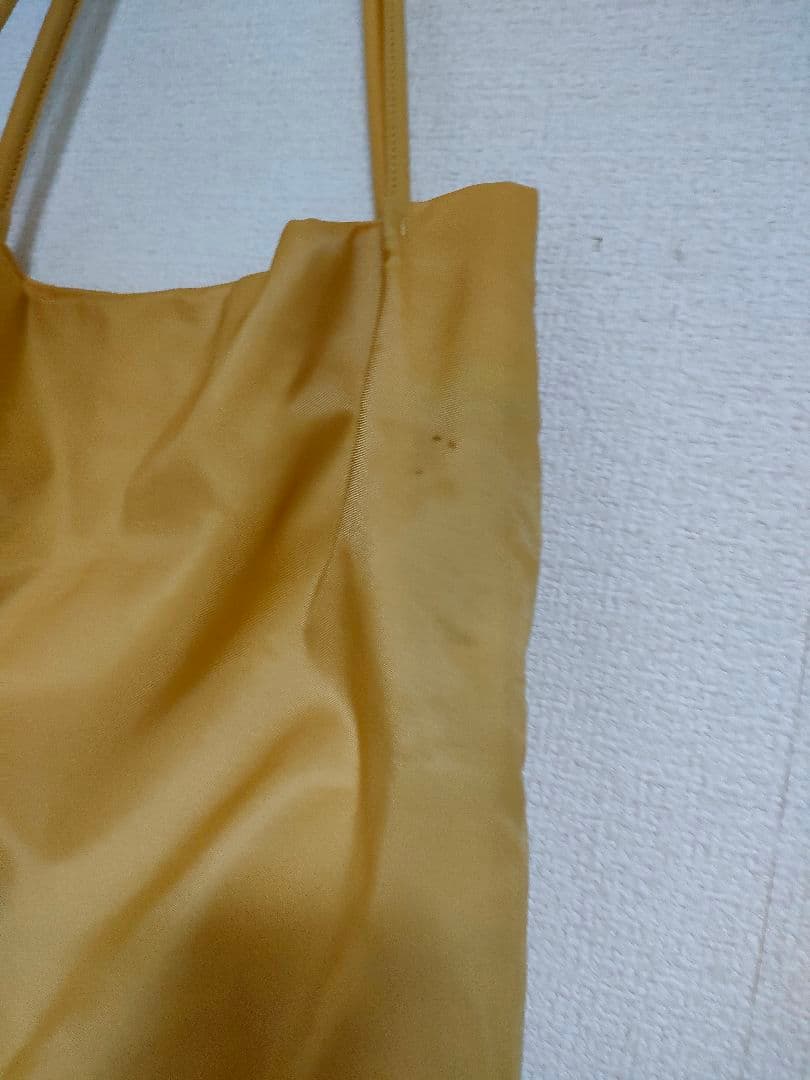 プラダ　イエロートートバッグ