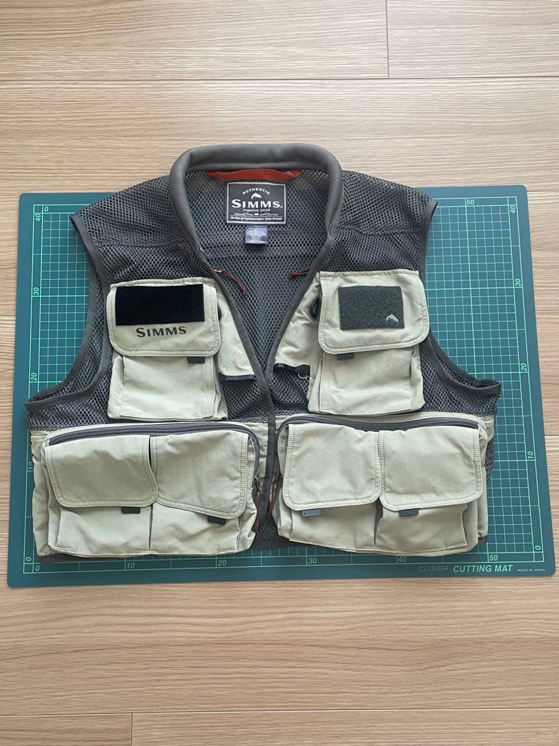 SIMMS フィッシングベスト カーキ