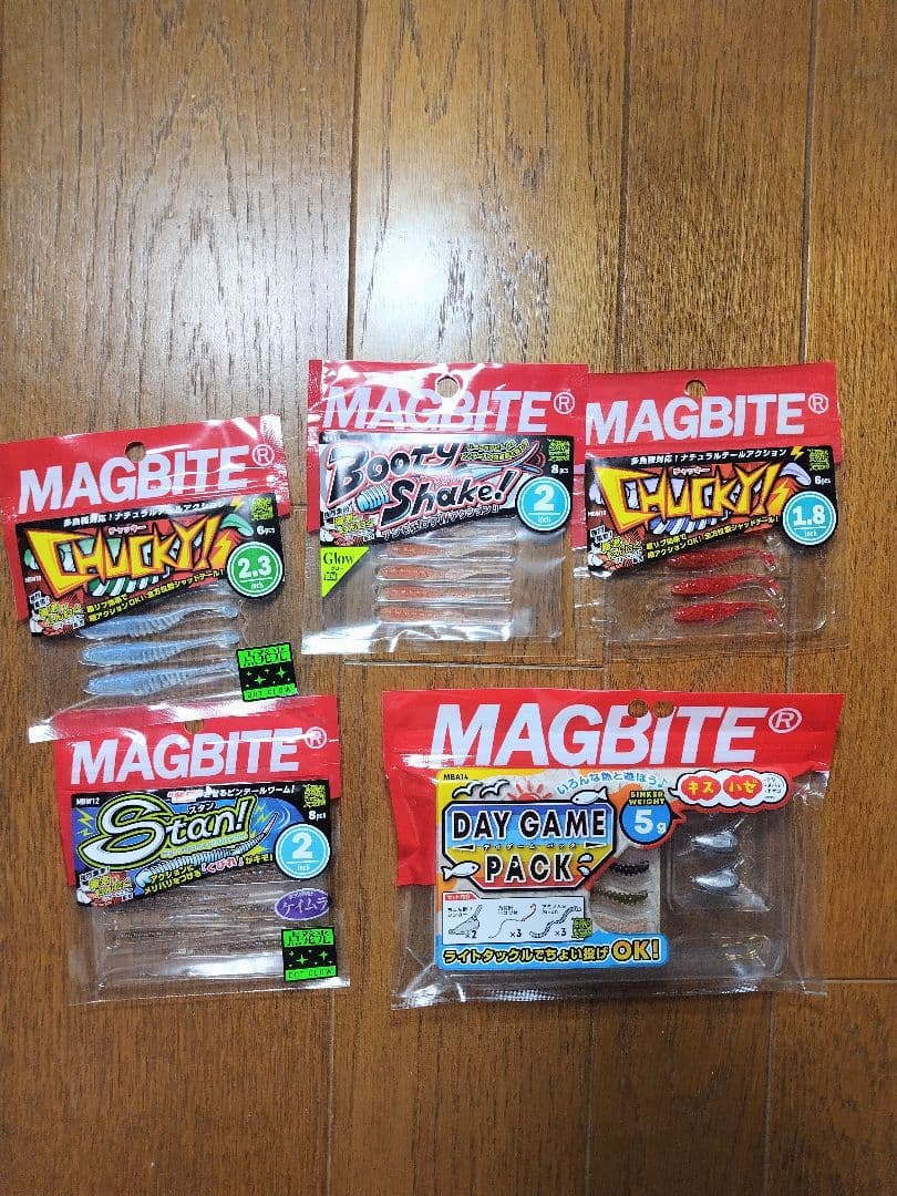 DAIWAケース【ワーム、メバルルアー 他入り】＋エギケース【エギ8本入り】