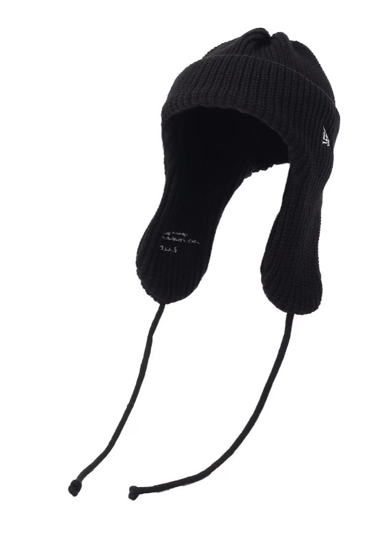 SYTEとNEW ERAのコラボによるイヤーフラップ付きニットキャップ
