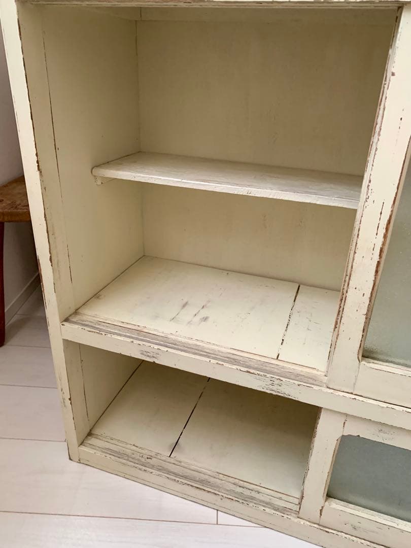 日本の古いアイボリーの水屋キャビネット　水屋　食器棚　アンティーク　昭和レトロ