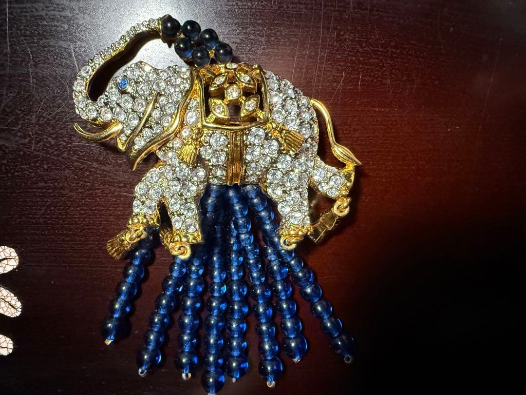 レア　エリザベステイラーデザイン　エイボン　ブローチ