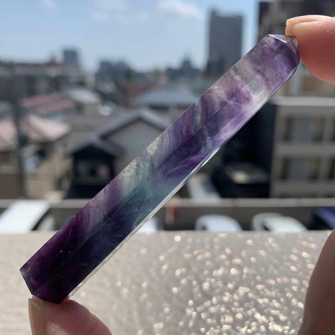 レインボーフローライトポイントタワー約8.6㎝　六角柱　天然石置物