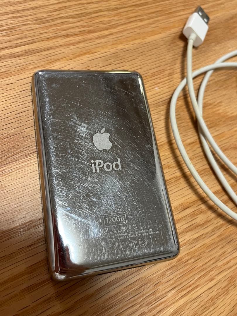 Apple iPod classic 120GB 本体とUSBケーブル