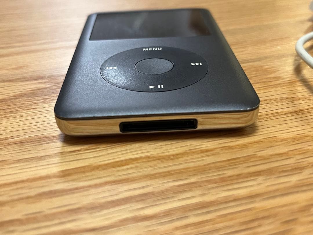 Apple iPod classic 120GB 本体とUSBケーブル