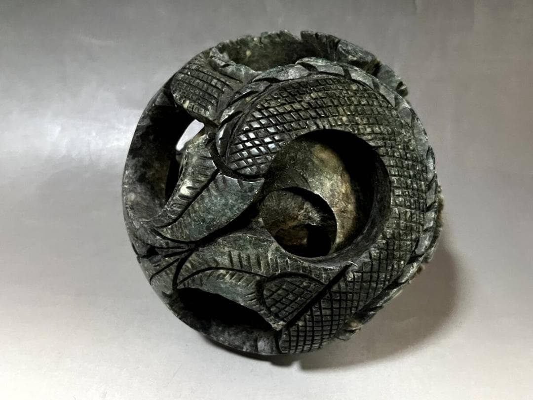 置物■玉透かし彫り 龍 蛇 花 掘り 石の彫刻 古木箱入り 丸型 時代物 骨董■