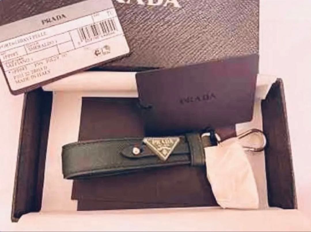 専用★新品★保存袋付★プラダ★2025春夏ー秋冬限定★ダークグリーン★キーリング