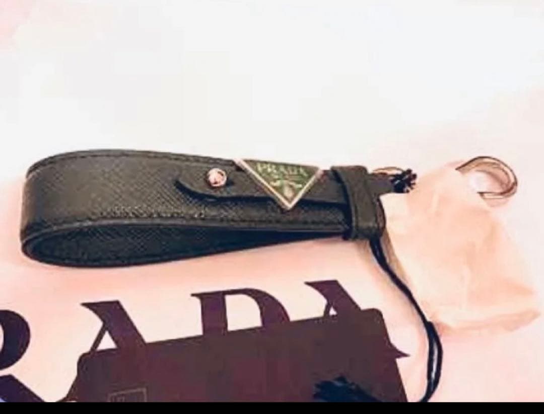 専用★新品★保存袋付★プラダ★2025春夏ー秋冬限定★ダークグリーン★キーリング