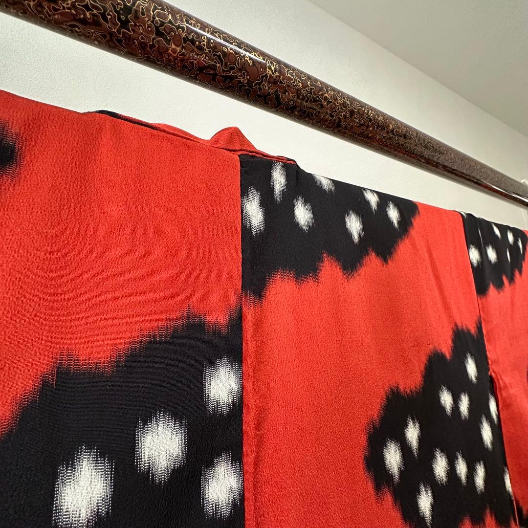 超美品　正絹　袷　着物　和装　お召　158　アンティーク　赤　黒　個性的　雲柄