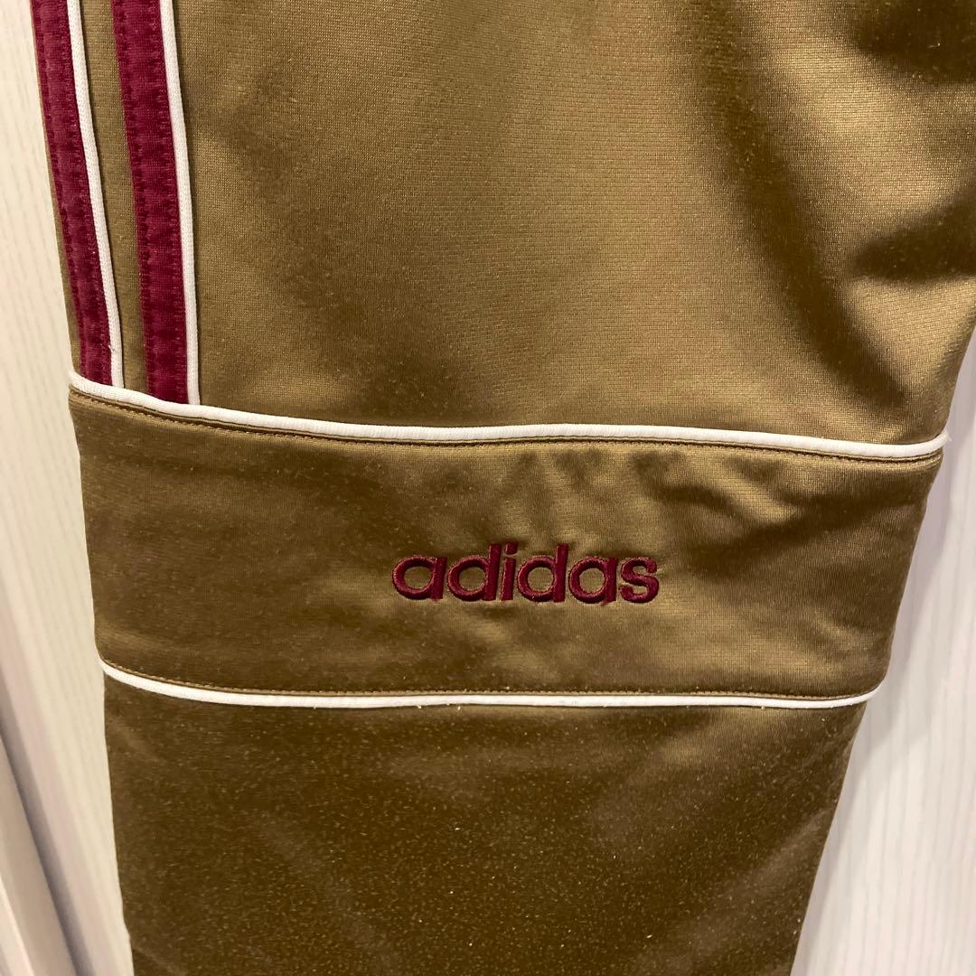 アディダスオリジナルス　adidas 国旗タグ３本ライントラックパンツ　ゴールド