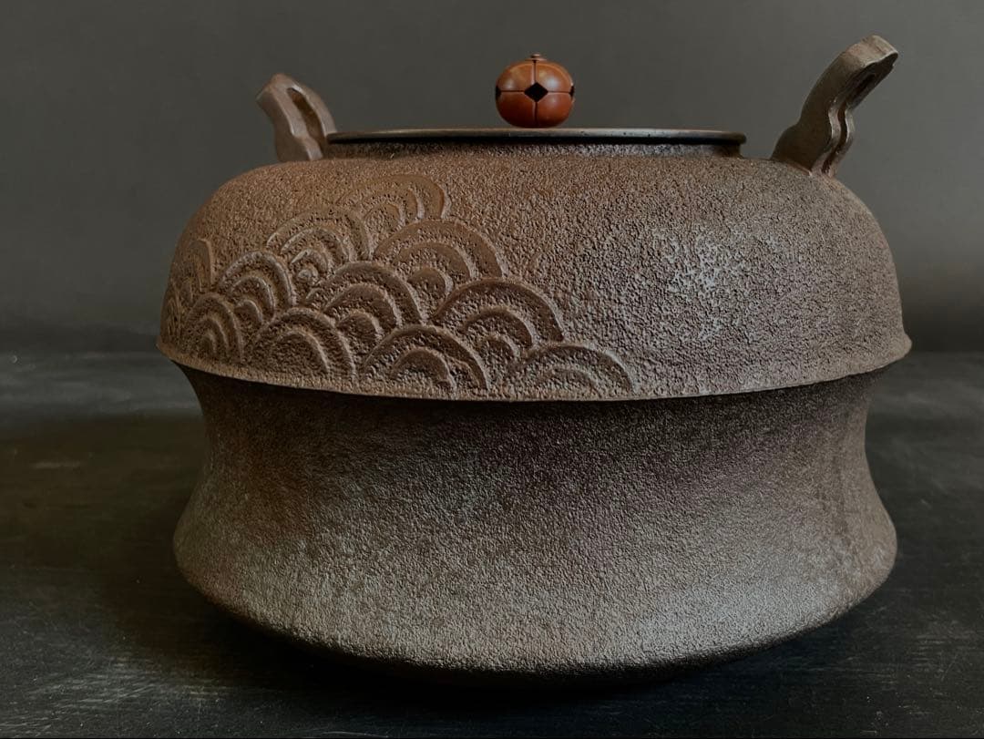 『母』 青海波地紋 唐犬釜 釜師 大國 藤兵衛 共箱 炉釜 茶道具（213F⑦）