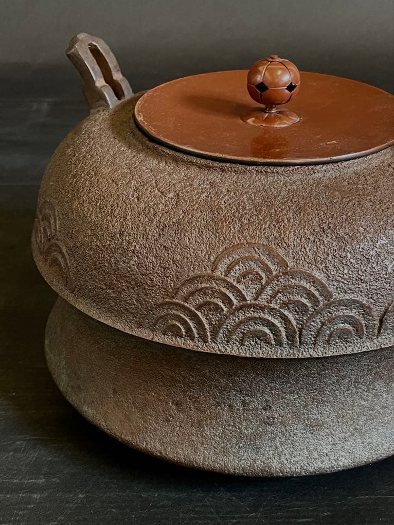 『母』 青海波地紋 唐犬釜 釜師 大國 藤兵衛 共箱 炉釜 茶道具（213F⑦）