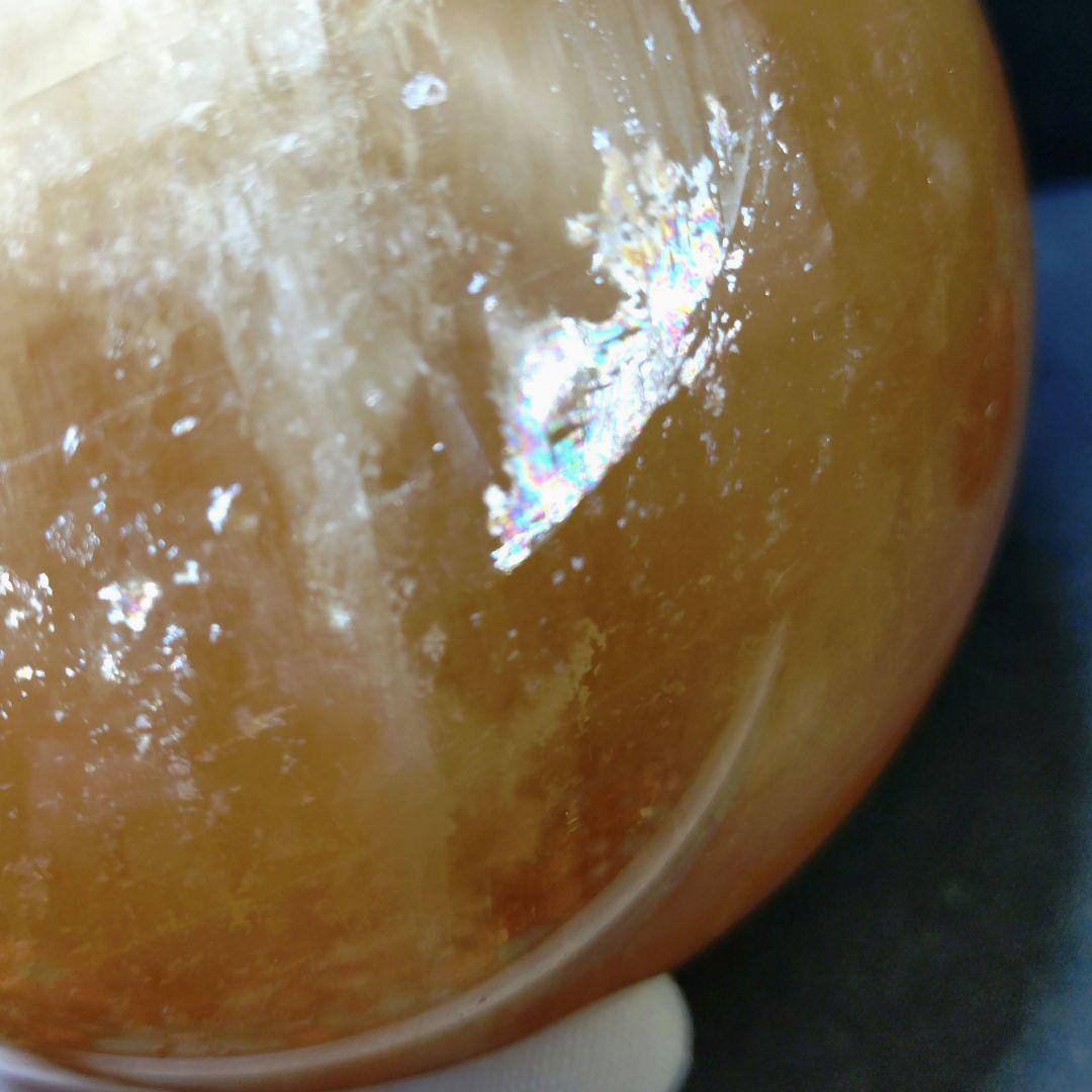 割引大特価☆虹入りハニーゴールデンカルサイト　丸玉　スフィア　３Kg　木製台座付