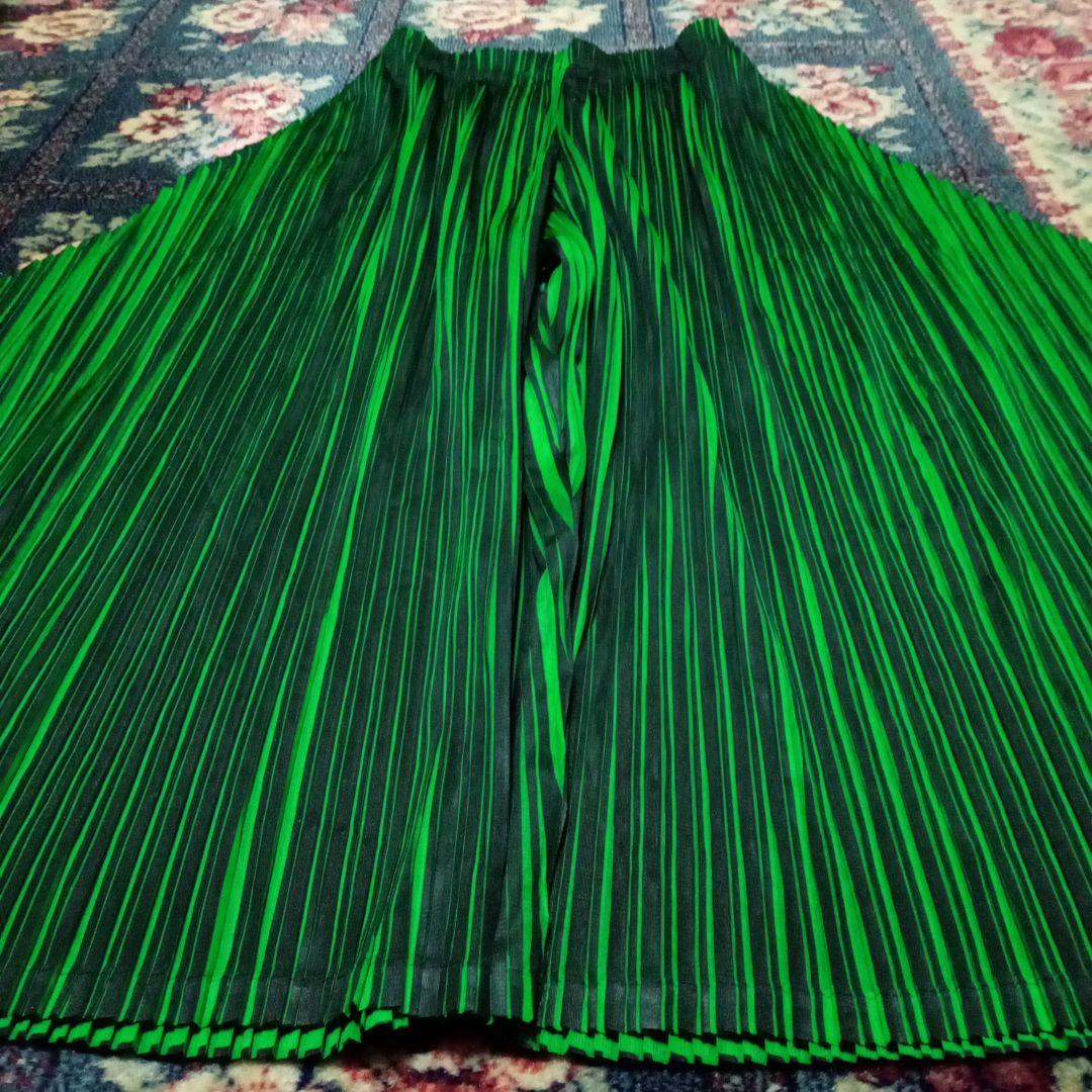 PLEATS PLEASE　プリーツパンツ