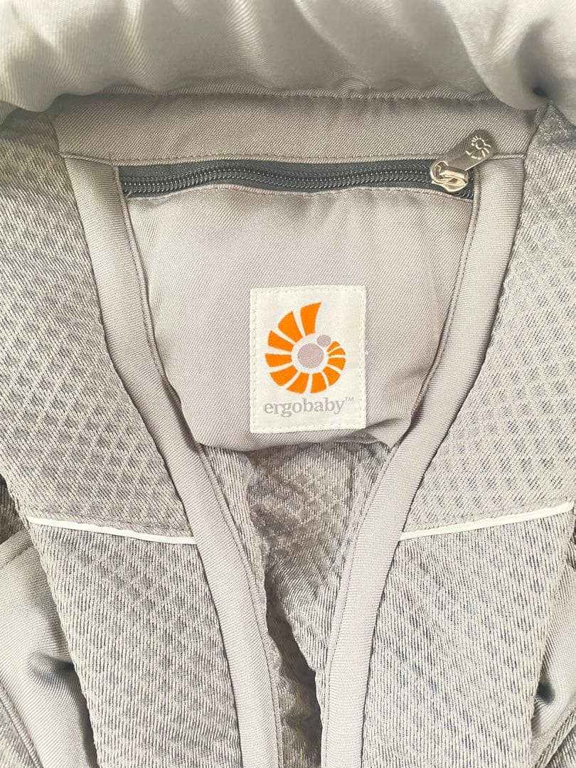 Ergobaby オムニブリーズ　エルゴ　抱っこ紐　グレー　前向き