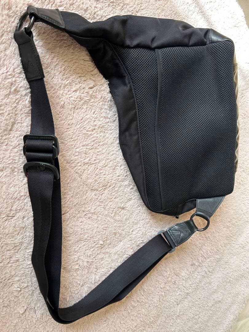 アルティザン&アーティスト　 ボディバック型カメラバッグ