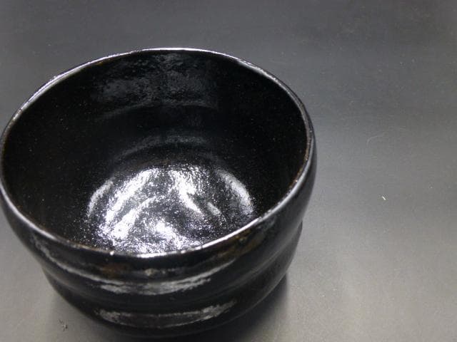 楽吉左衛門　十三代　惺入　黒茶碗／共箱共布／銘「五葉松」／表千家十二代尋牛斎極