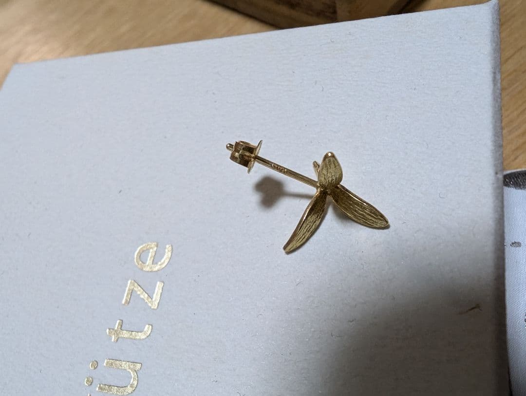 Pfütze 風で飛ぶタネ シングル ピアス 1g