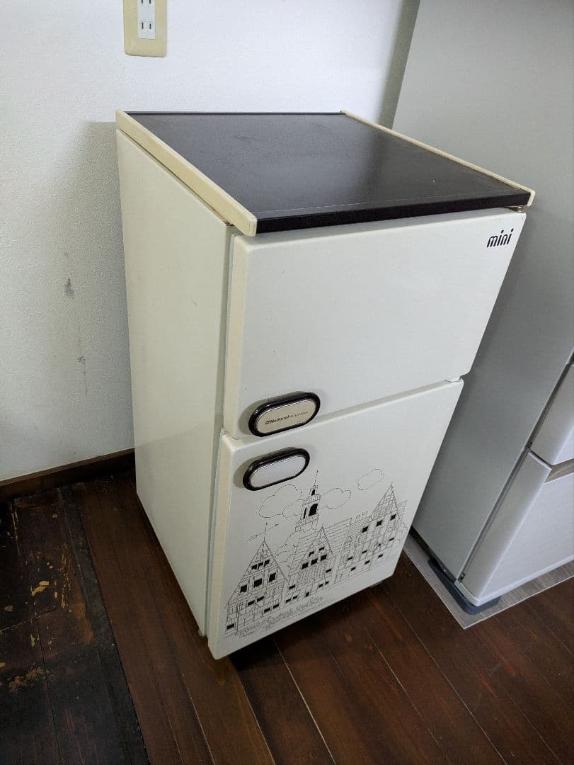 西*ン様 ミニ冷蔵庫 イラスト付き ホワイト