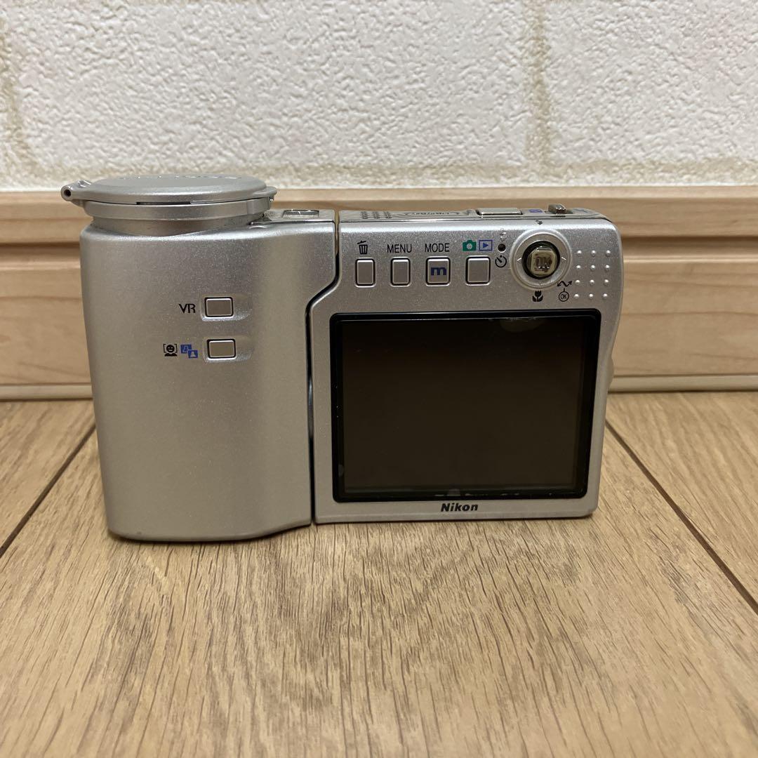 Nikon COOLPIX S10 シルバー コンデジ デジカメ　ニコン