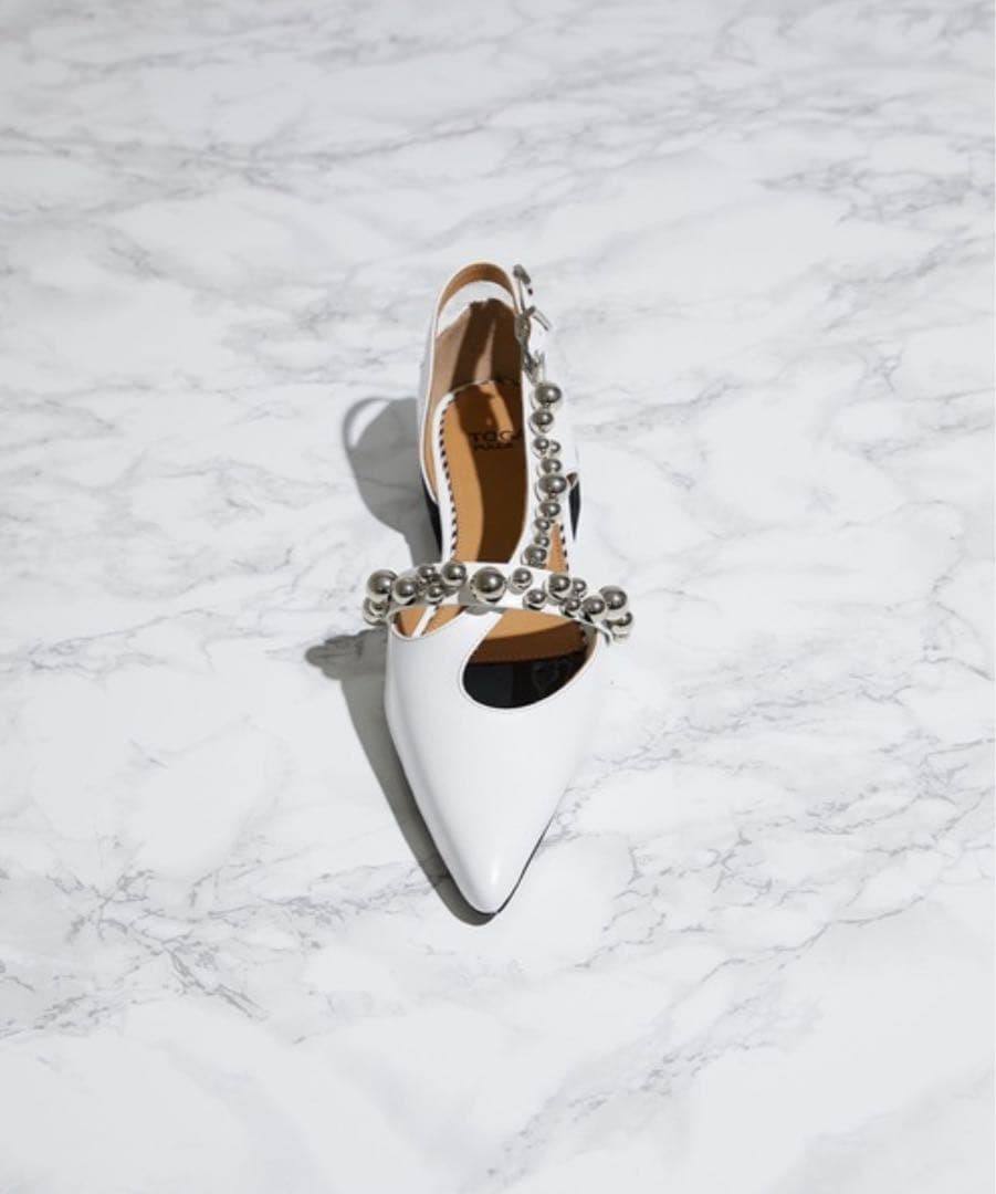 TOGA PULLA(トーガプルラ)メタルボール付フラットパンプス