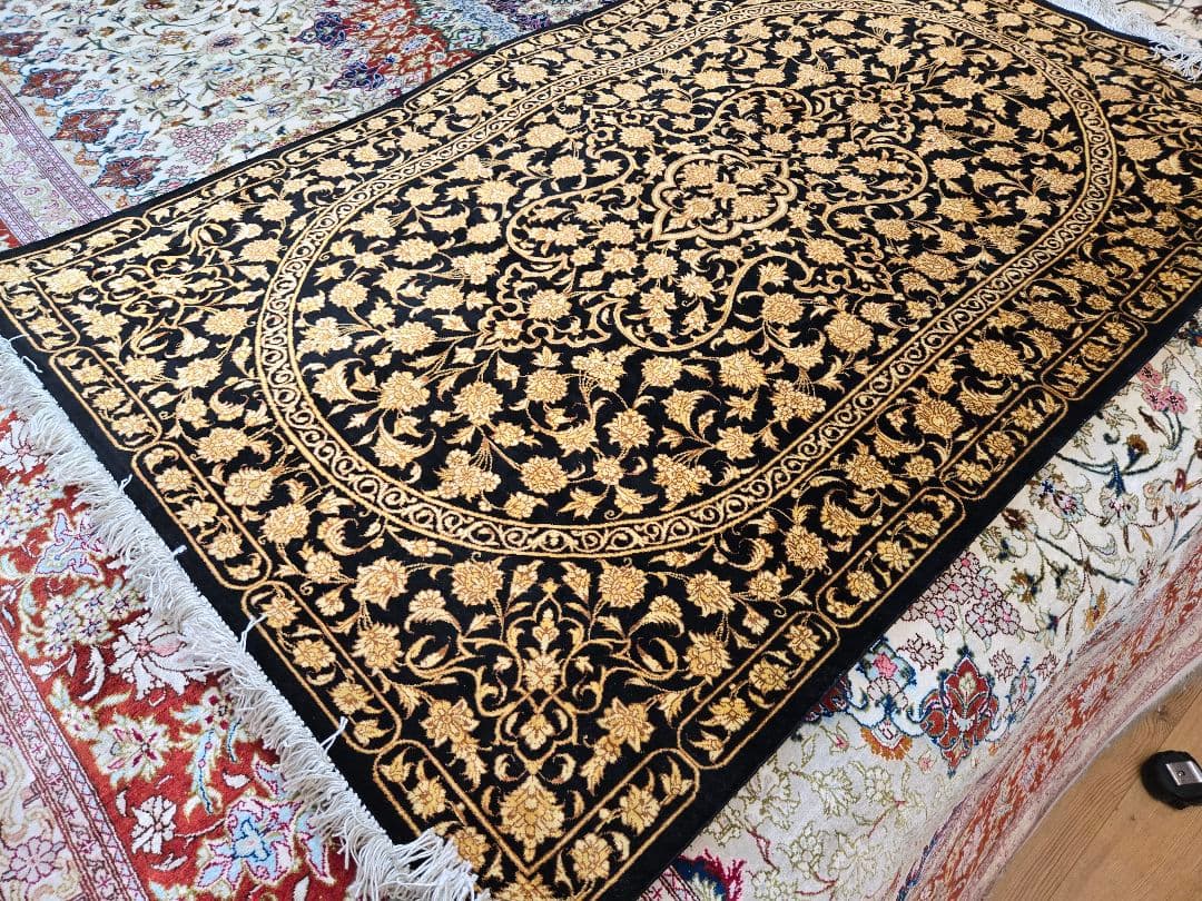 黒と金の花柄ペルシャ絨毯100%手織りシルク クム産サイズ:120cm×78xm