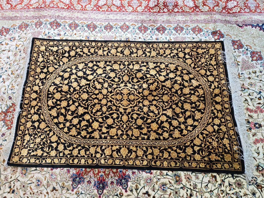 黒と金の花柄ペルシャ絨毯100%手織りシルク クム産サイズ:120cm×78xm