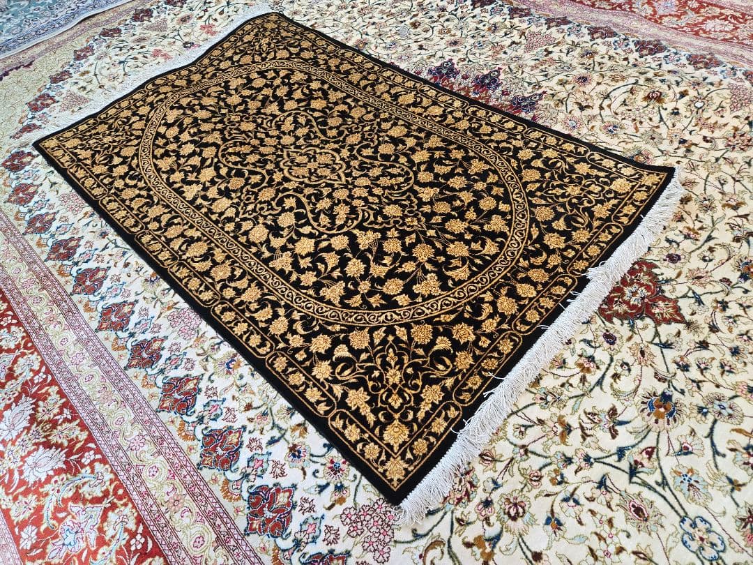 黒と金の花柄ペルシャ絨毯100%手織りシルク クム産サイズ:120cm×78xm