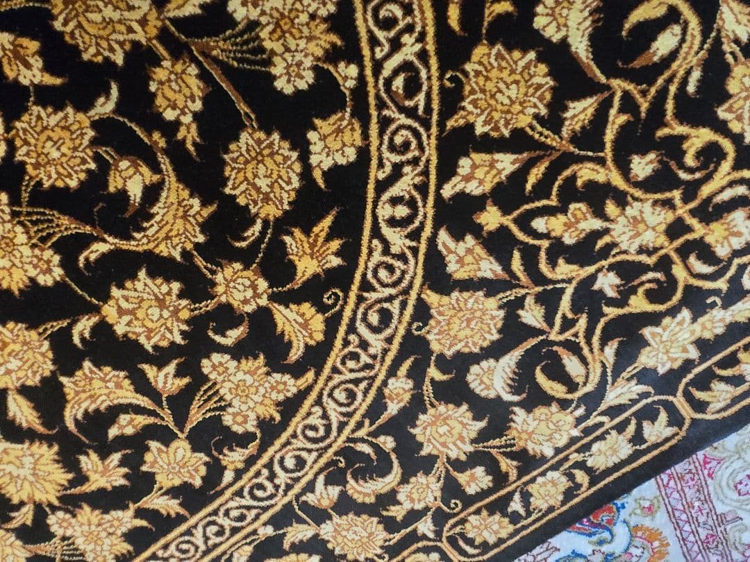 黒と金の花柄ペルシャ絨毯100%手織りシルク クム産サイズ:120cm×78xm