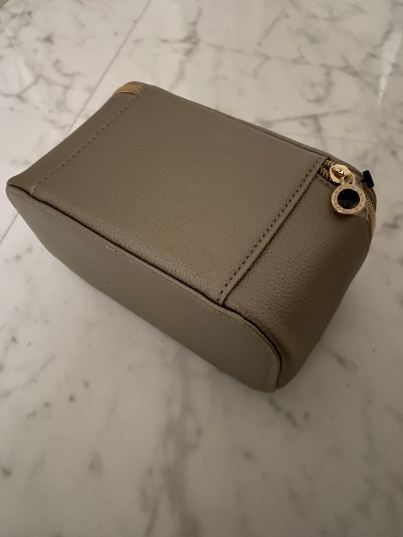 最新❗️未開封‼️ エミレーツ航空ファーストクラス ブルガリ ポーチとナイトコスメ