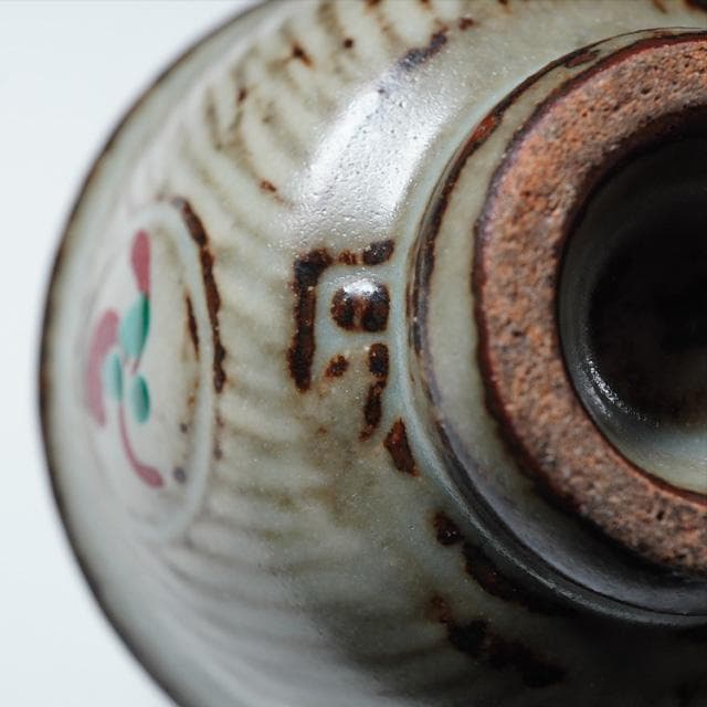 島岡達三　象嵌赤絵草花文ぐい吞　共箱　人間国宝　酒器　鑑賞陶器　民芸　益子焼