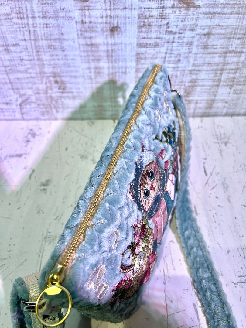 ジグザグベビーブルーファー生地♡刺繍のショルダーバッグ♡フード猫ちゃん