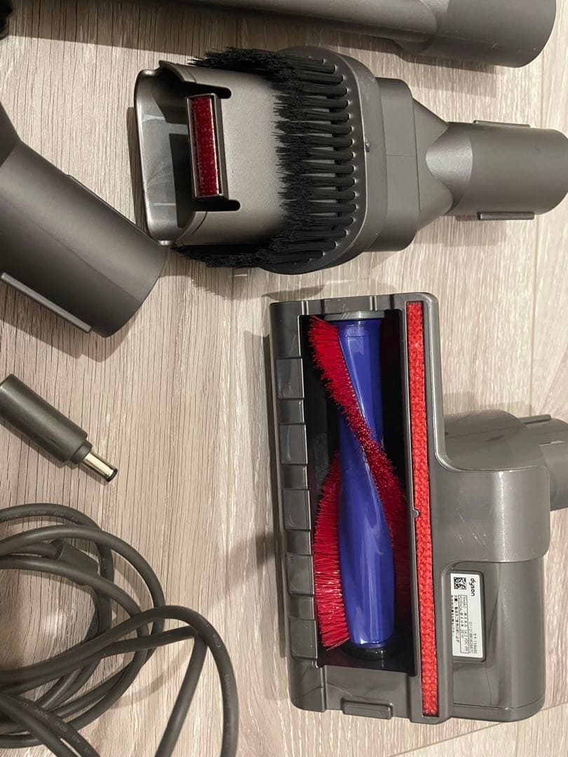 Dyson V8 Fluffy 掃除機 本体と付属品