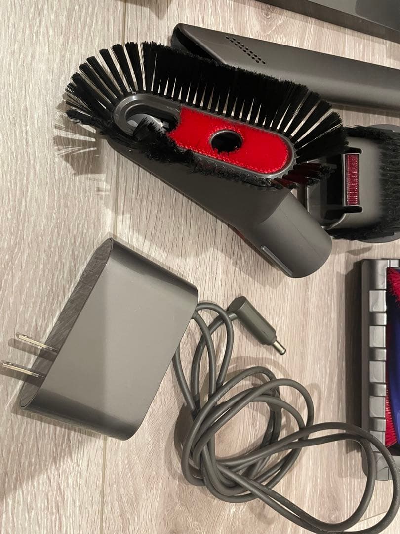 Dyson V8 Fluffy 掃除機 本体と付属品