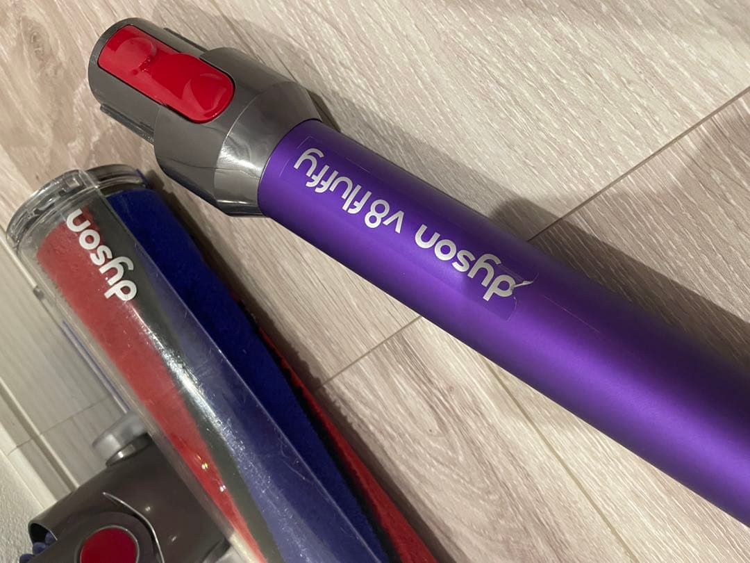 Dyson V8 Fluffy 掃除機 本体と付属品