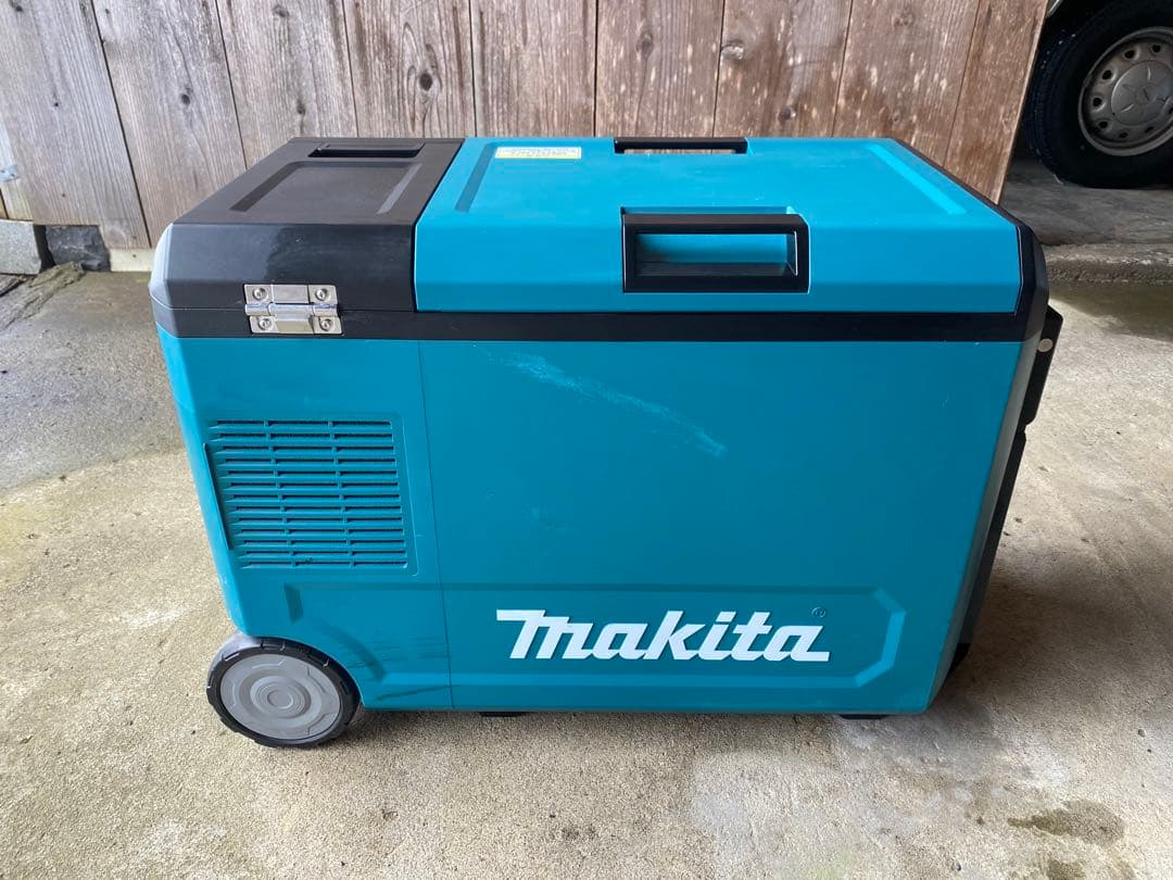 2/8まで値下げ makita マキタ 充電式保冷温庫 CW004G