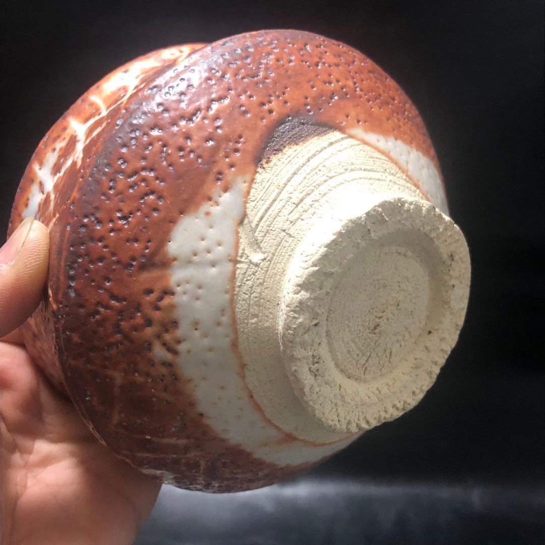 究極の美◼️蔵から、また凄そうな赤茶白い釉薬の美しい抹茶茶碗が出てきました。