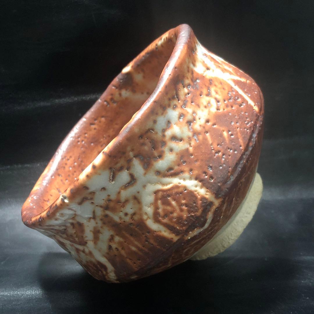 究極の美◼️蔵から、また凄そうな赤茶白い釉薬の美しい抹茶茶碗が出てきました。