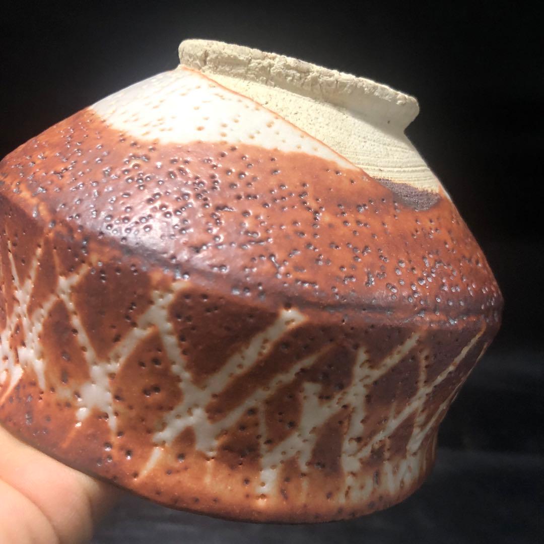 究極の美◼️蔵から、また凄そうな赤茶白い釉薬の美しい抹茶茶碗が出てきました。