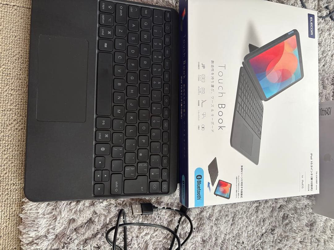 iPad 第10世代　64GB シルバー　Wi-Fiモデル　キーボード付き
