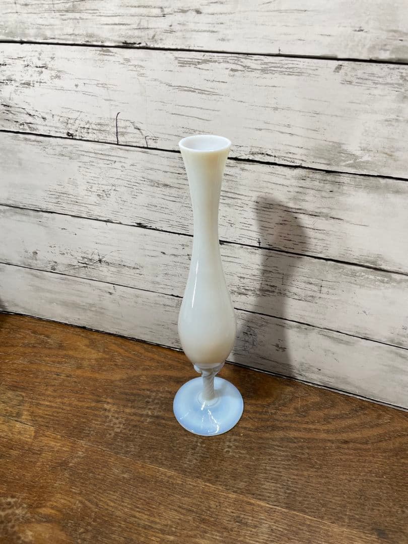 フランスアンティーク オパリンガラスの一輪挿し 花瓶 グラス ツイストステム
