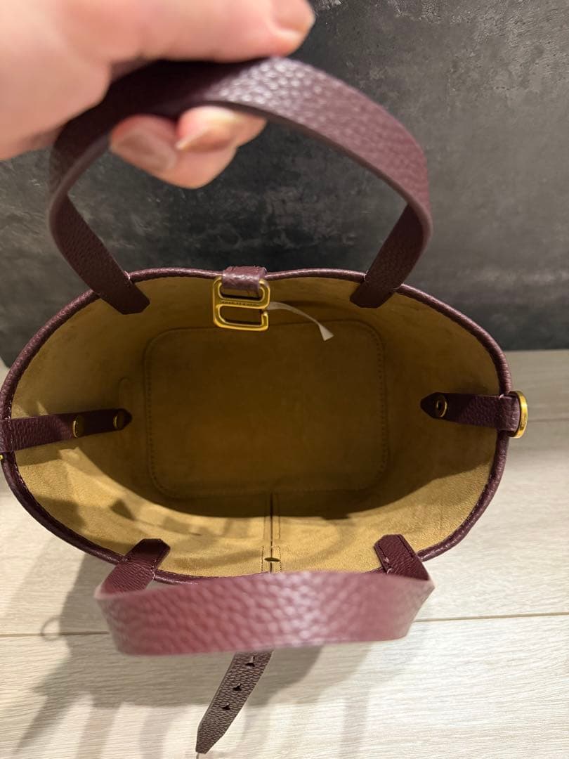 CHARLES&KEITH ベリルリサイクルレザーバケツバッグワインベリーレッド