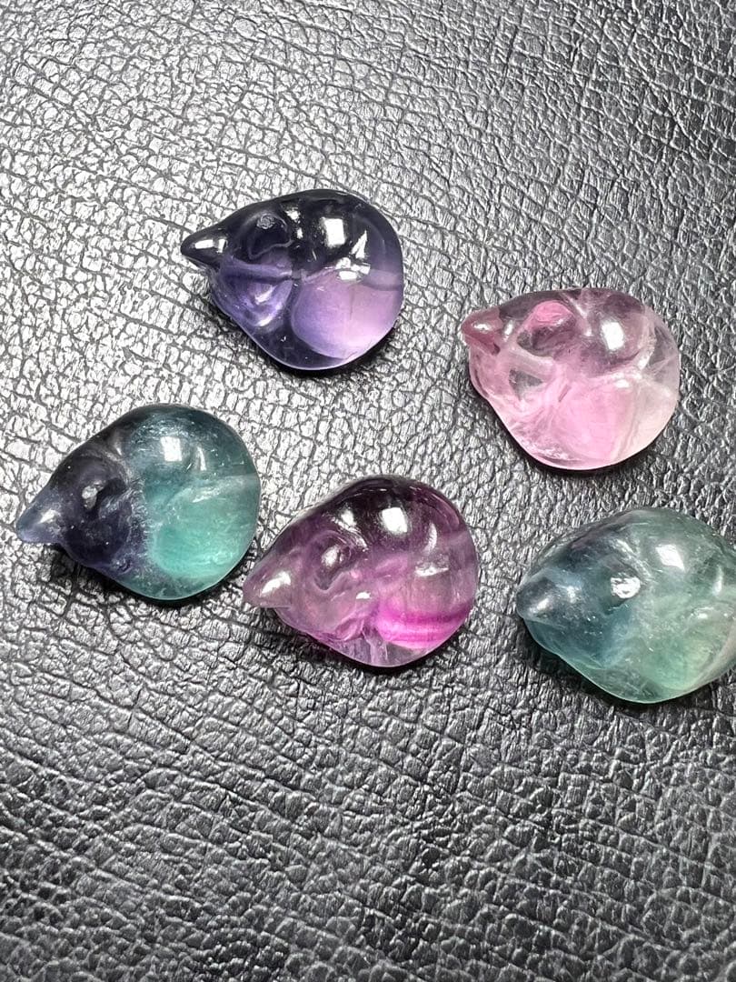 0801101  天然フローライト猫ちゃん５個セット、貫通穴　残り僅か