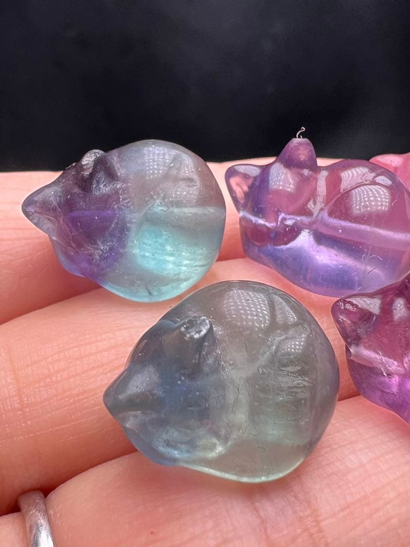 0801101  天然フローライト猫ちゃん５個セット、貫通穴　残り僅か