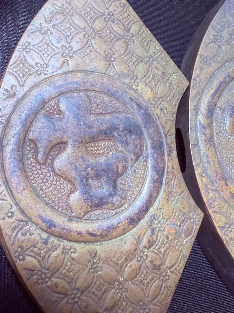 【希少】江戸期 真鍮製 仏具 宝相華文様 扇形箱（蓋・底揃い組）梵字装飾 古道具