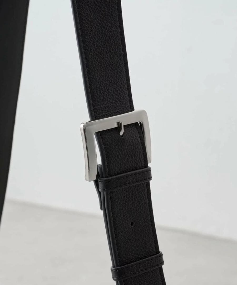 BEARDSLEY (ビアズリー)レザーボディバッグ　ブラック