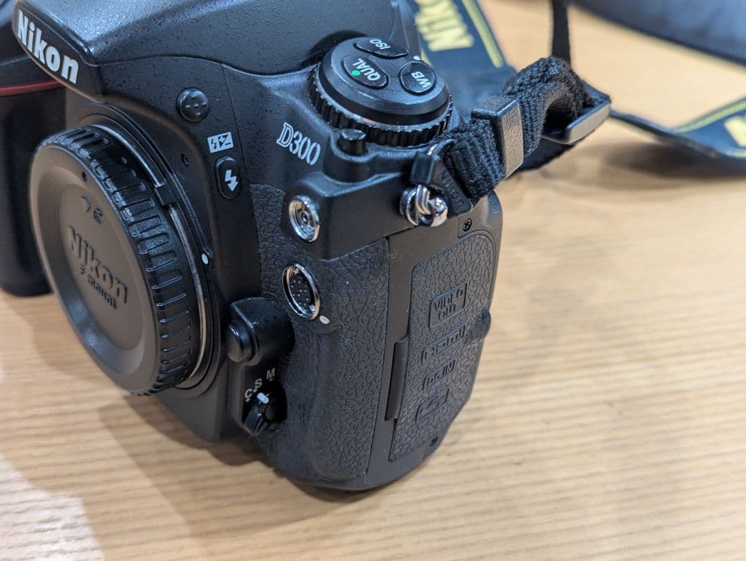 Nikon D300 デジタル一眼レフ バッテリーグリップ付き