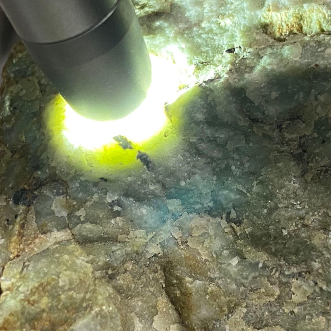 希少品　鳥取県　若桜翡翠原石　灰青×オレンジ×緑　割石皮付き　765g